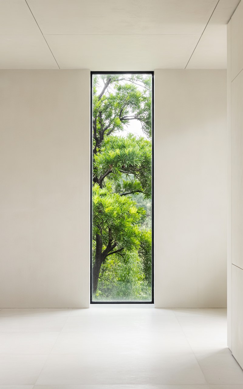 Modern Bedroom Window Designs: Tall Frame Glass Ideas